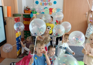 Dzeici z balonami